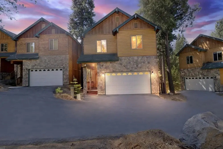 Photo of Spacious 4br / 3ba. Continuous hot Water Tank! 4 Bedroom Home by Redawning