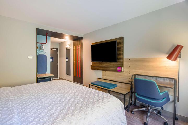 1 King Bed (2 of 12)