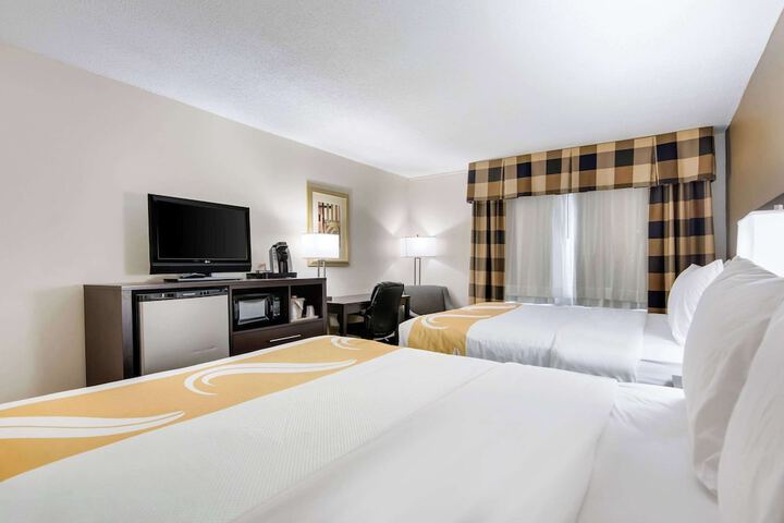 1 Queen Bed Accessible (11 of 15)