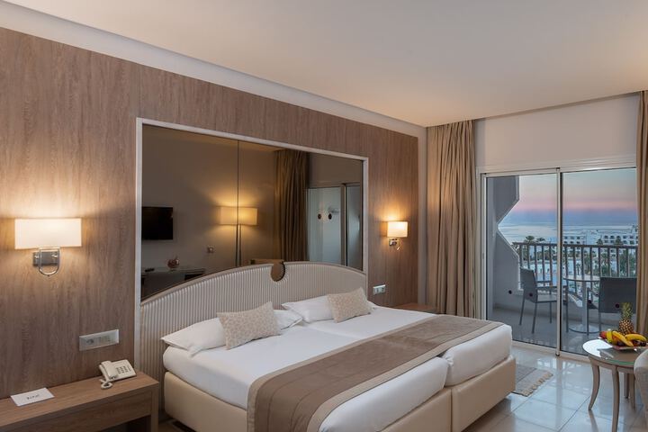 Room 6 of 42