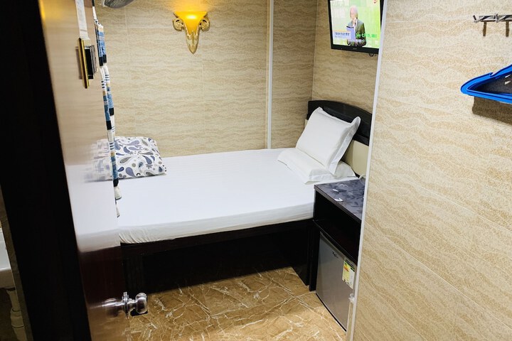 Room 30 of 142