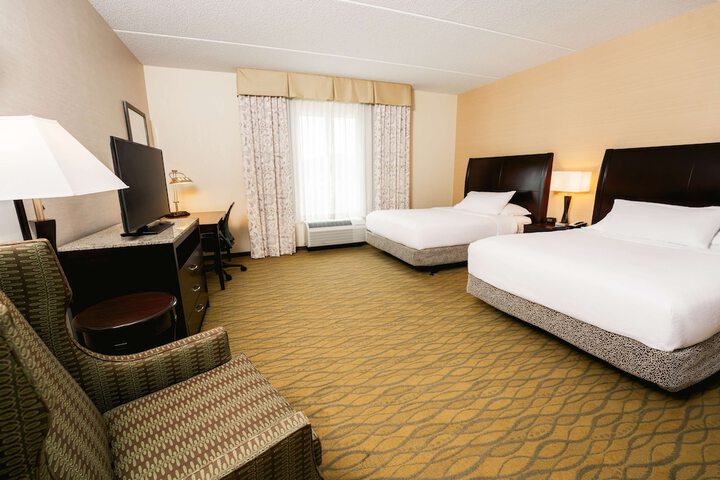 2 Queen Beds (7 of 15)