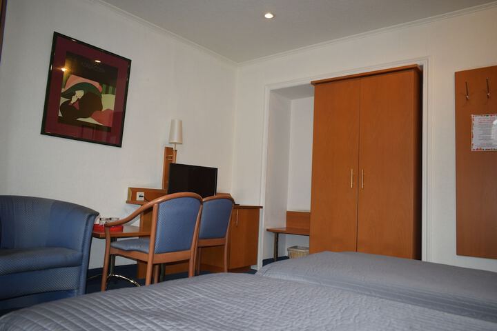 Room 10 of 40