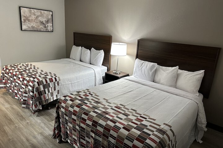 2 Queen Beds (1 of 9)