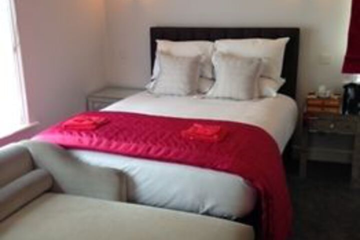 Room 6 of 12