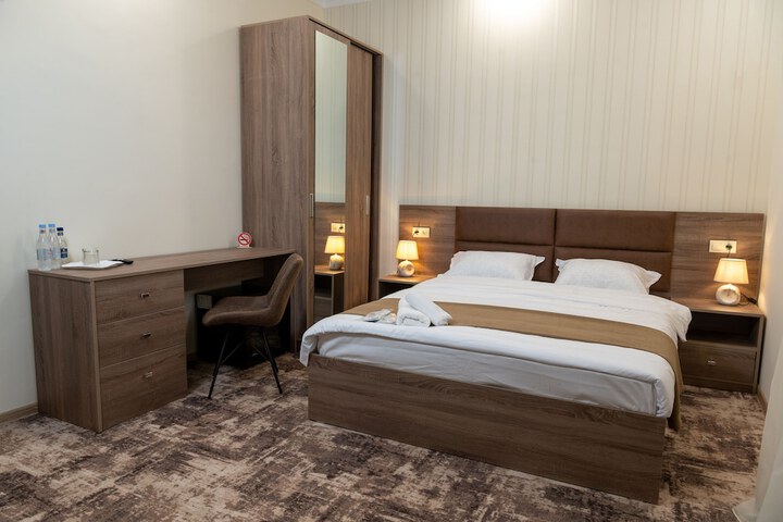 Room 4 of 33