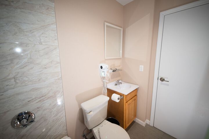 Basic Queen Bed (17 of 17)