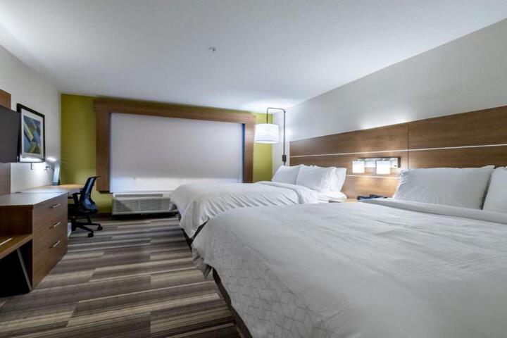 2 Queen Beds Standard Extra Floor Space (16 of 16)