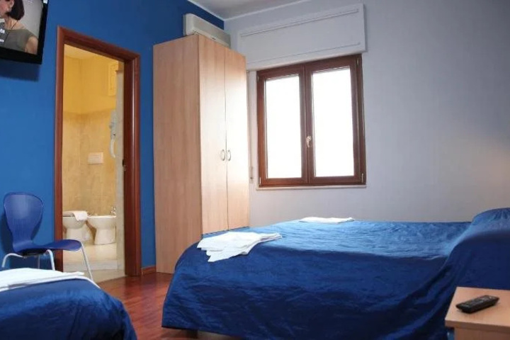Room 4 of 16