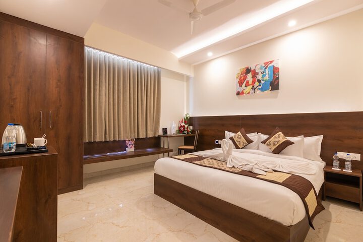 Room 13 of 77