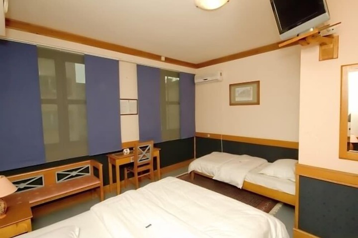 Room 14 of 40