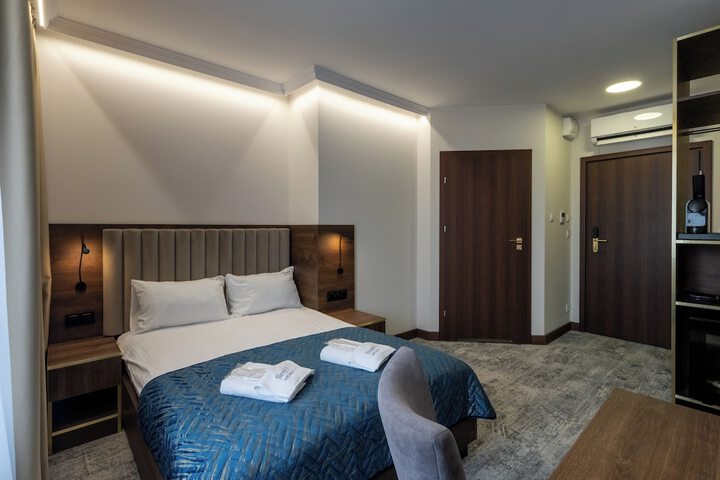 Room 8 of 28