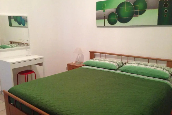 Room 5 of 9