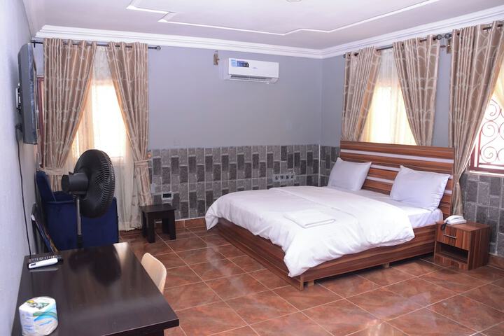 Room 4 of 79