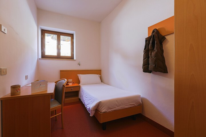 Room 7 of 42