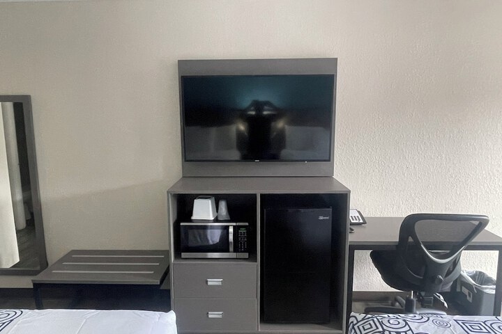 Room 5 of 9