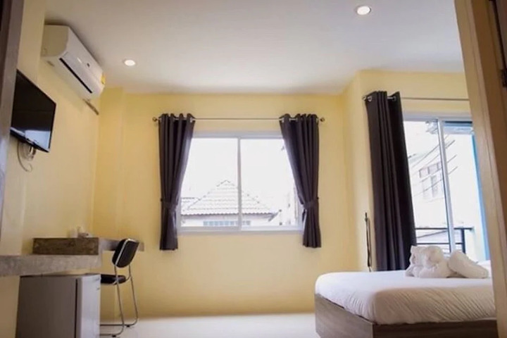 Room 5 of 9