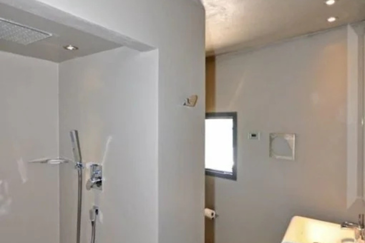 Room 9 of 13