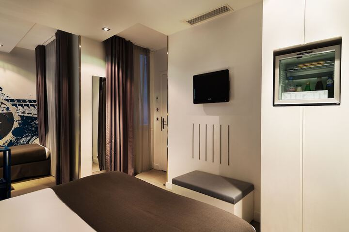 Room 9 of 32