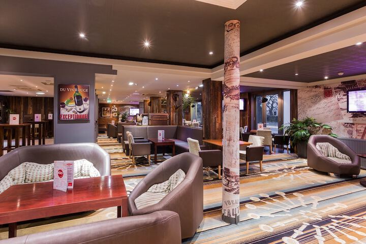 Lounge 96 of 147