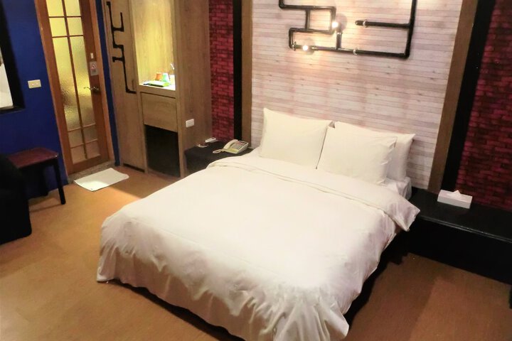 Room 22 of 97