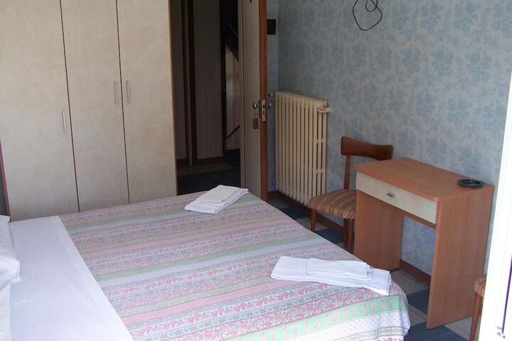Room 12 of 28