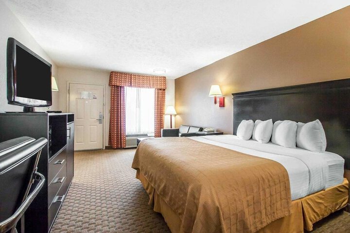 1 King Bed (1 of 4)