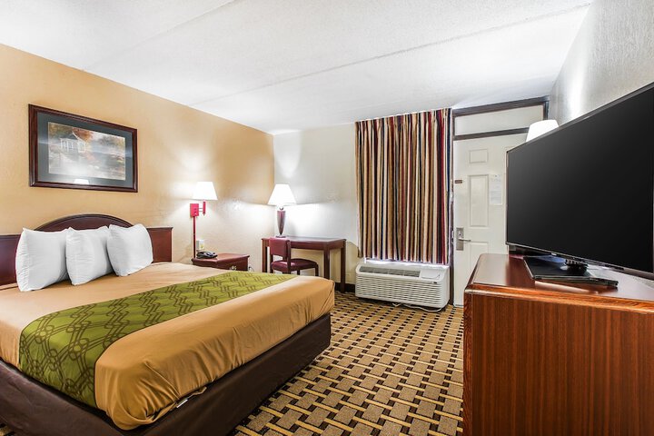 1 Queen Bed (4 of 12)