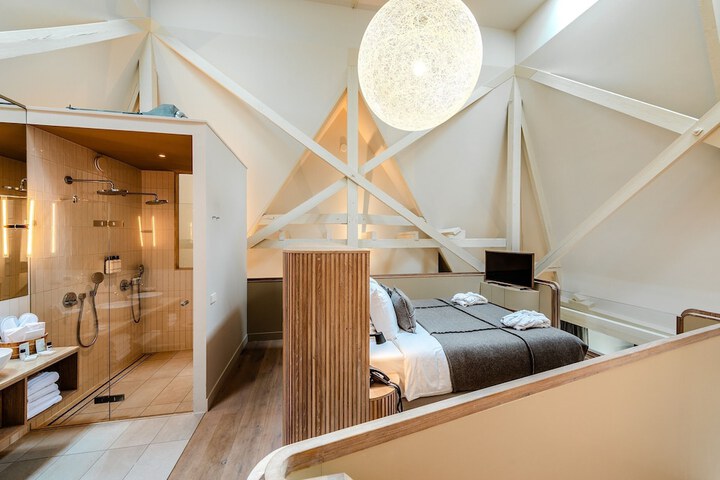 Room 33 of 81