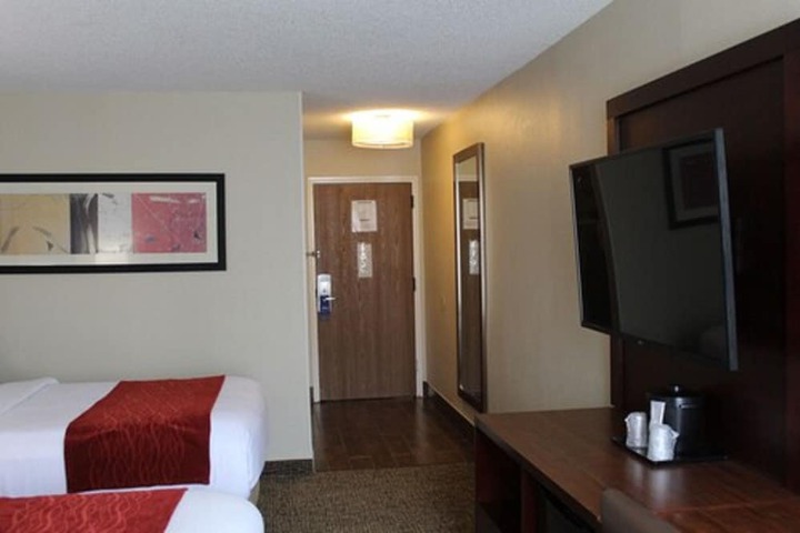 2 Double Beds (6 of 8)