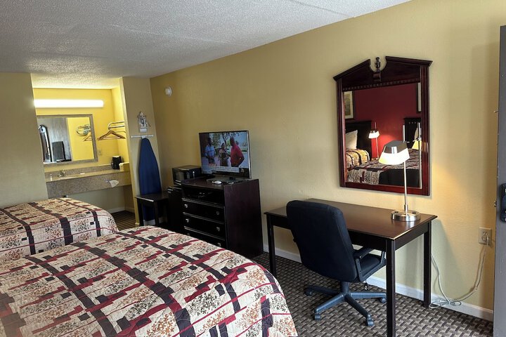 2 Queen Beds (13 of 17)
