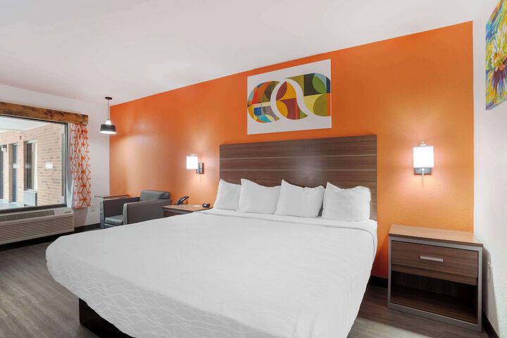 1 King Bed Microwave and Refrigerator WiFi Continental Breakfast (31 of 34)