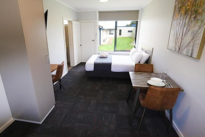 Room 4 of 83