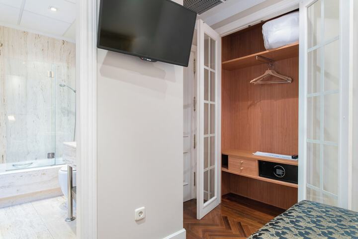 Room 25 of 76