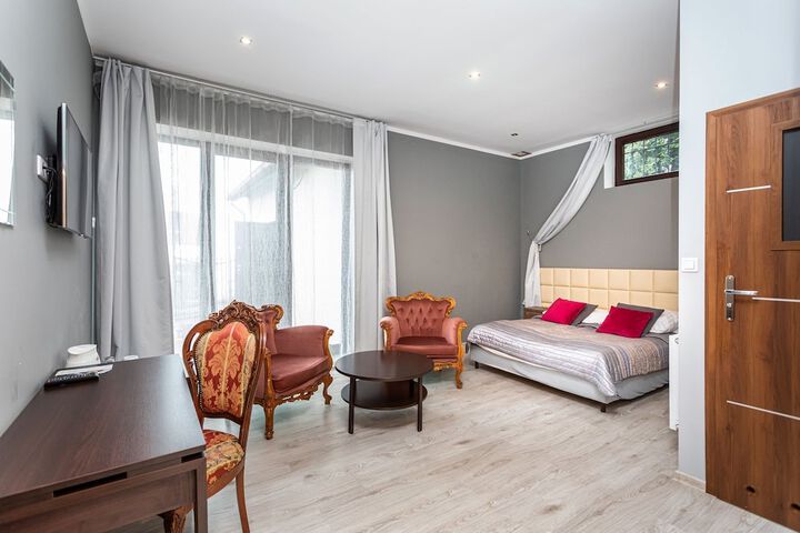 Room 42 of 168