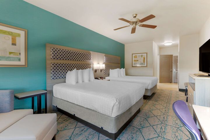 2 Queen Beds High Speed Internet Accessible Microwave and Refrigerator Flat Screen Television Desk Full Breakfast (5 of 8)