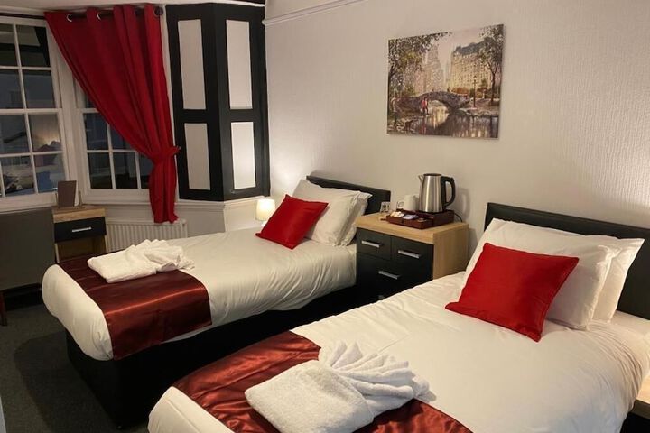 Room 4 of 18