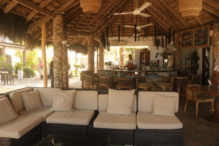 Lounge 65 of 77