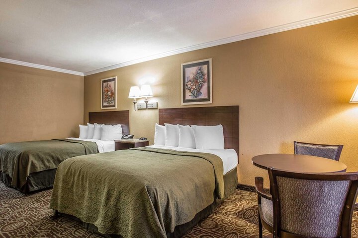1 Queen Bed (9 of 9)