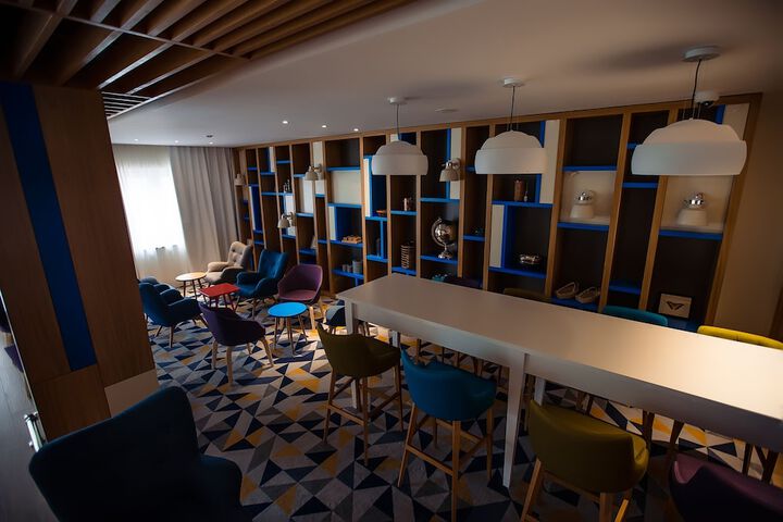Lounge 69 of 84