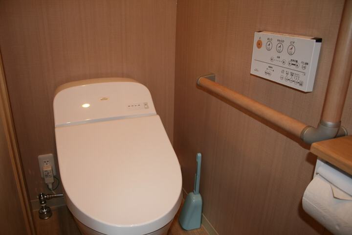 Room 6 of 83