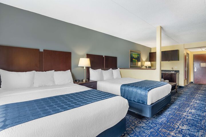 2 Queen Beds - Wireless High Speed Internet Accessible Microwave and Refrigerator Pillowto (2 of 12)