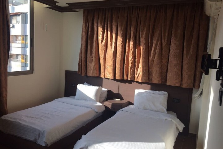 Room 6 of 16