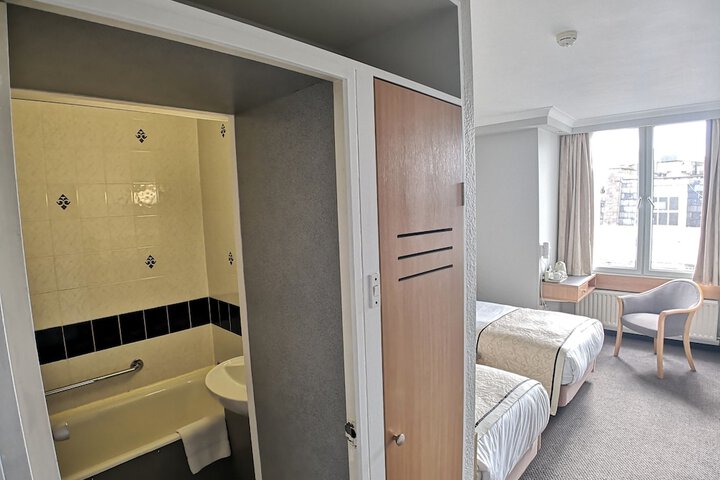 Room 6 of 44