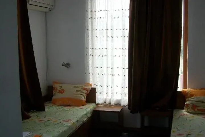 Room 6 of 10