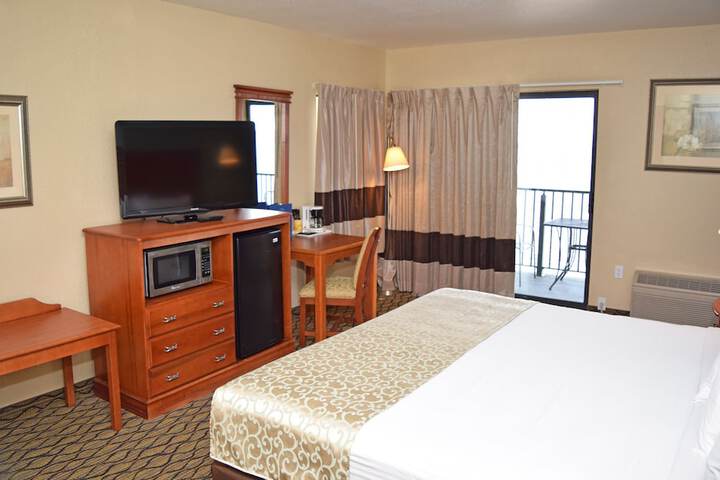 1 King Bed Jetted Tub No Lake View (8 of 16)