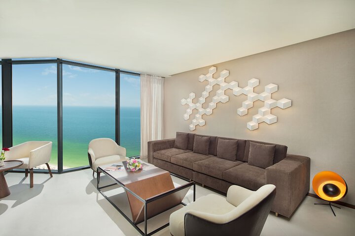 Lounge 52 of 65