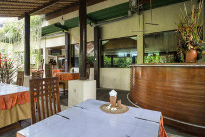 Dining 18 of 25