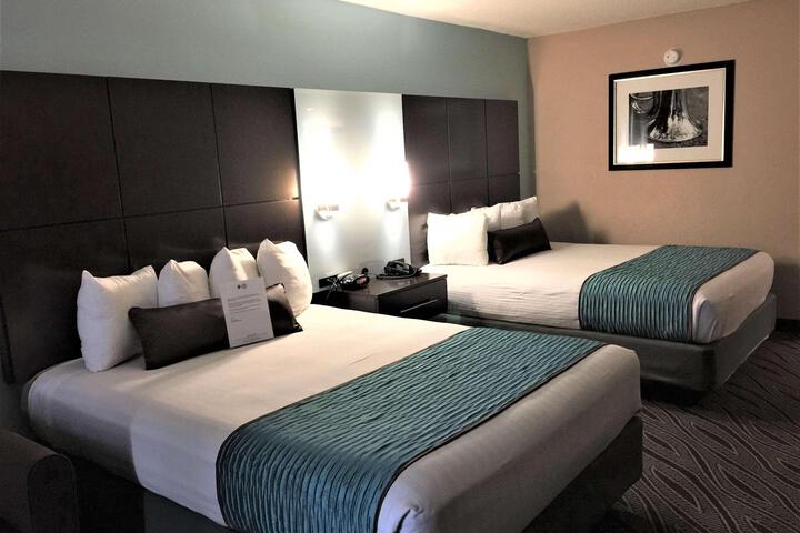 2 Queen Beds High Speed Internet Accessible Hairdryer Coffee Maker Refrigerator Full Breakfast (1 of 8)