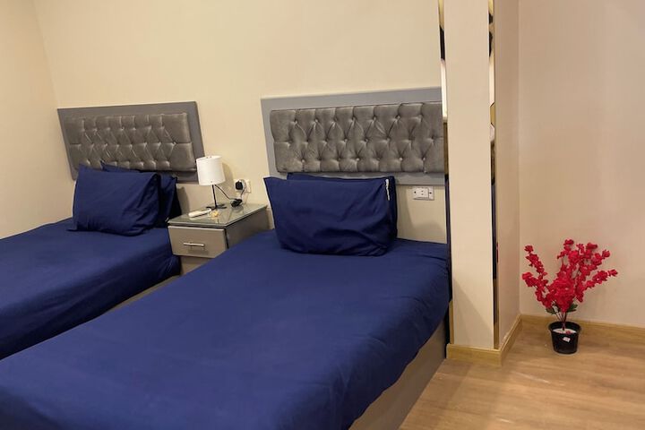 Room 8 of 196